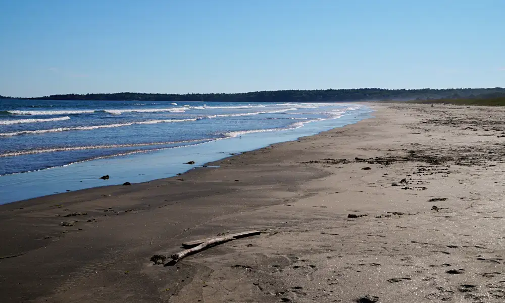 Achtsamkeit im Alltag: Spaziergang an einem einsamen Strand