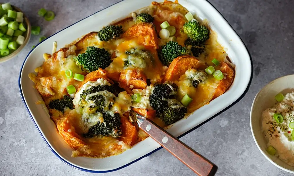 Süßkartoffel-Auflauf mit Hüttenkäse Auflauf mit Hüttenkäse, Süßkartoffeln und Brokkoli