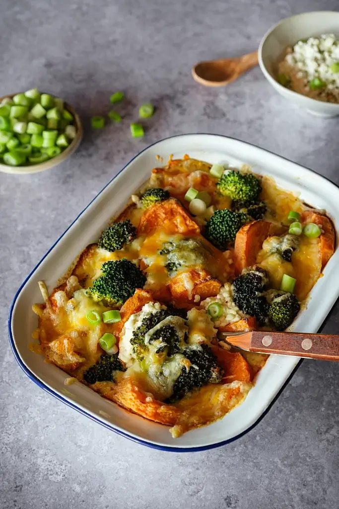 Süßkartoffel-Auflauf mit Hüttenkäse Auflauf mit Hüttenkäse, Süßkartoffeln und Brokkoli