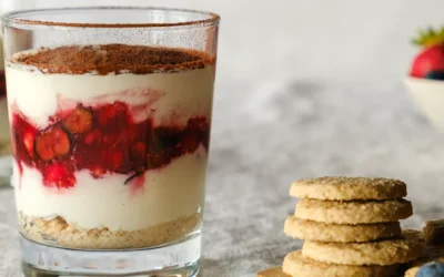 Beeren Tiramisu im Glas mit Joghurt und Haferkeksen