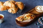 Blaubeer Scones an einer Kaffeetafel