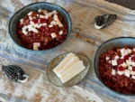 Buchweizen Risotto, fertig in Schalen angerichtet und mit Feta als Topping