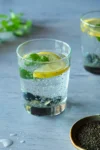Chia Wasser mit Heidelbeeren, Zitrone und Minze