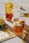 Cold Brew Tonic: Zwei Gläser im direkten Sonnenlicht, Zitrone im Hintergrund, Tonic wird gerade in ein Glas eingeschenkt.