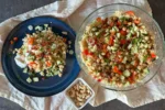 Unser fertiger Couscous Salat vegan, angerichtet auf dem Teller