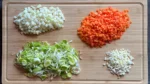 Das geschnittene Gemüse für die Eierstichsuppe auf einem Schneidbrett