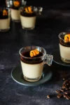 Espresso Panna Cotta mit Orangenzeste