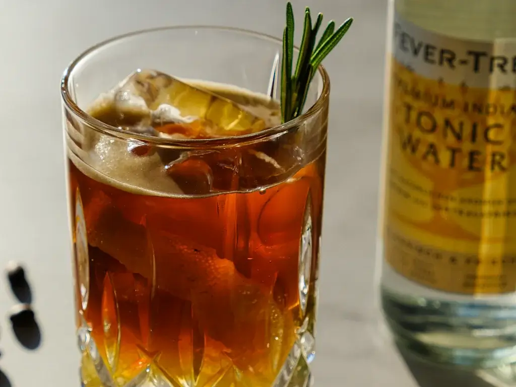 Espresso Tonic Espresso Tonic mit Tonic Water Flasche