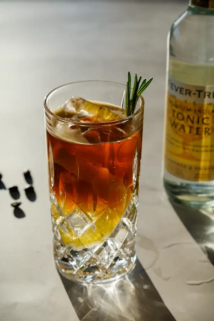 Espresso Tonic Espresso Tonic mit Tonic Water Flasche
