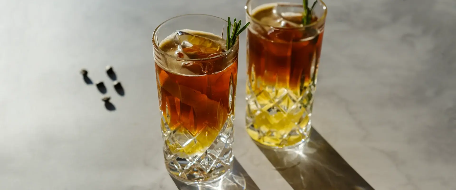 Espresso Tonic mit Zitrone – herb und erfrischend