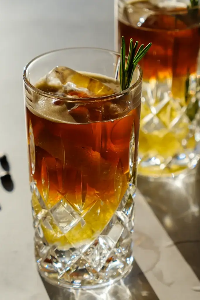 Espresso Tonic mit Farbverlauf Espresso Tonic mit schönem Farbverlauf