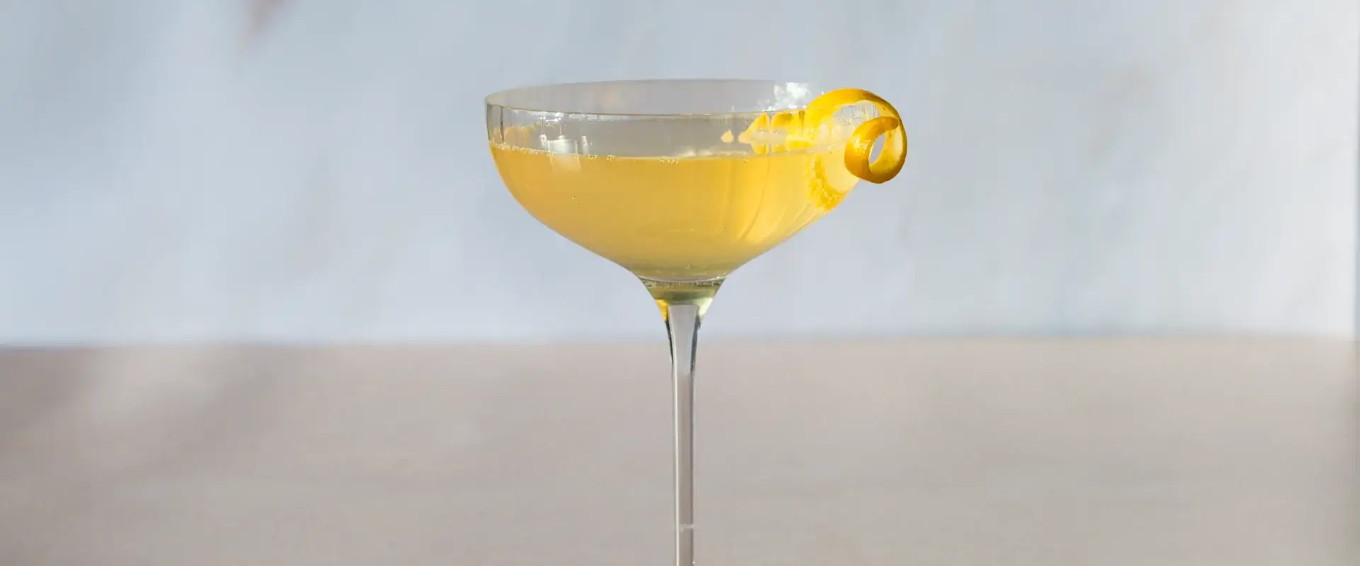 French 75 alkoholfrei – mit Zitrone, Kräutern und alkoholfreiem Sekt