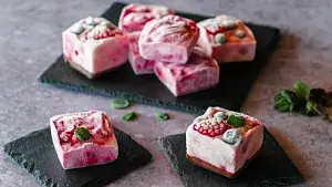 Frozen Joghurt Bites mit Beeren