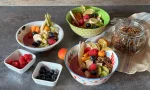 Frühstücksbowl: Beerenbowl mit Granola mit Frühstücks-Schalen, Himbeeren, Heidelbeeren, Beerensauce