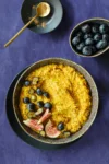 Golden Oats: Apfel Kurkuma Porridge für Hafertage mit Heidelbeeren.