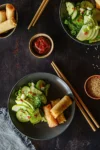 Gurken Kimchi angerichtet mit Frühlingsrollen