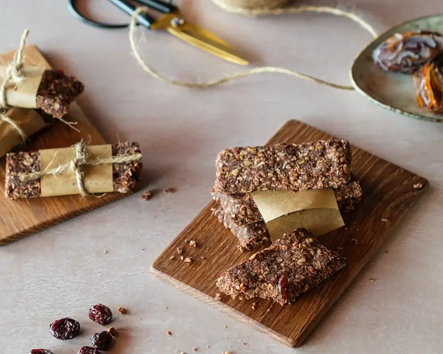 Haferriegel selber machen Haferriegel selber machen: unsere fertigen Haferriegel mit Cranberries dekoriert