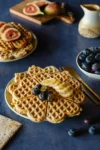 Haferwaffeln mit Blaubeeren, Bananen und Feigen als Beilage.