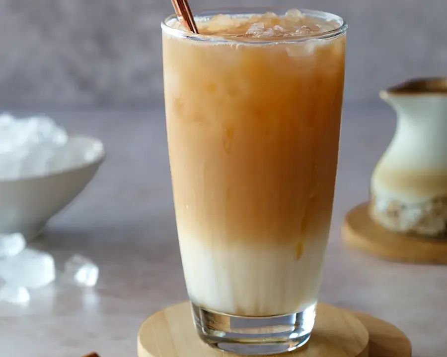 Schichten beim Iced Chai Latte Schichten beim Iced Chai Latte