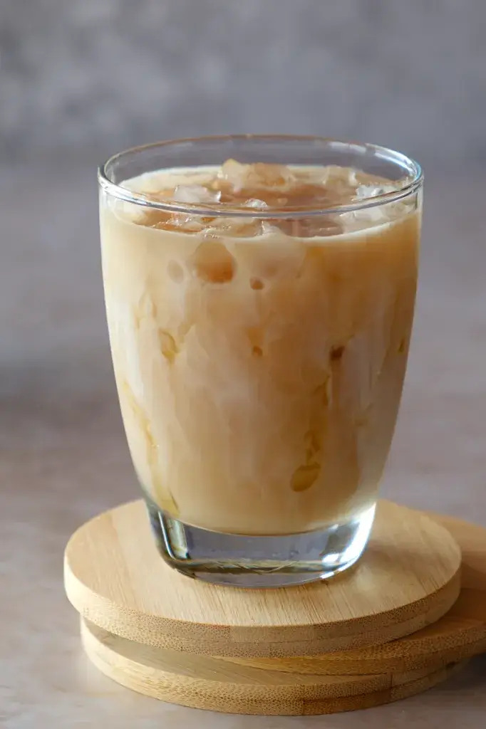 Iced Chai Latte Marmorierung Iced Chai Latte im Glas