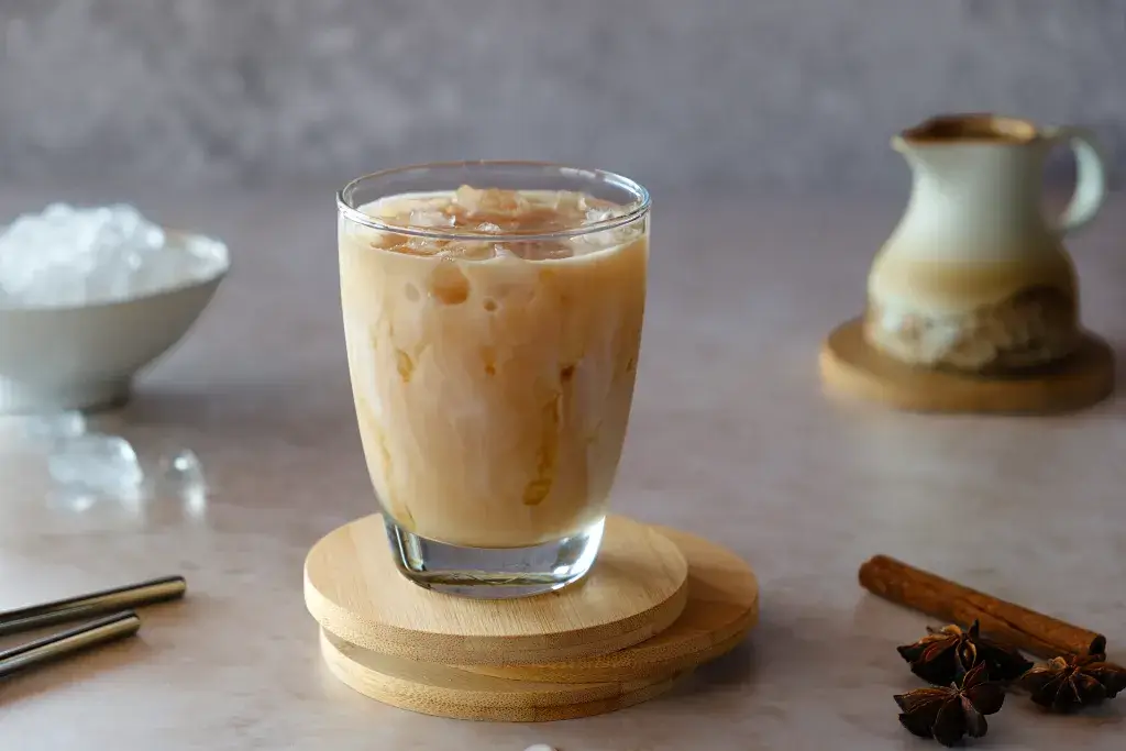 Iced Chai Latte-rb Iced Chai Latte im Glas mit Crushed Ice und Ahornsirup