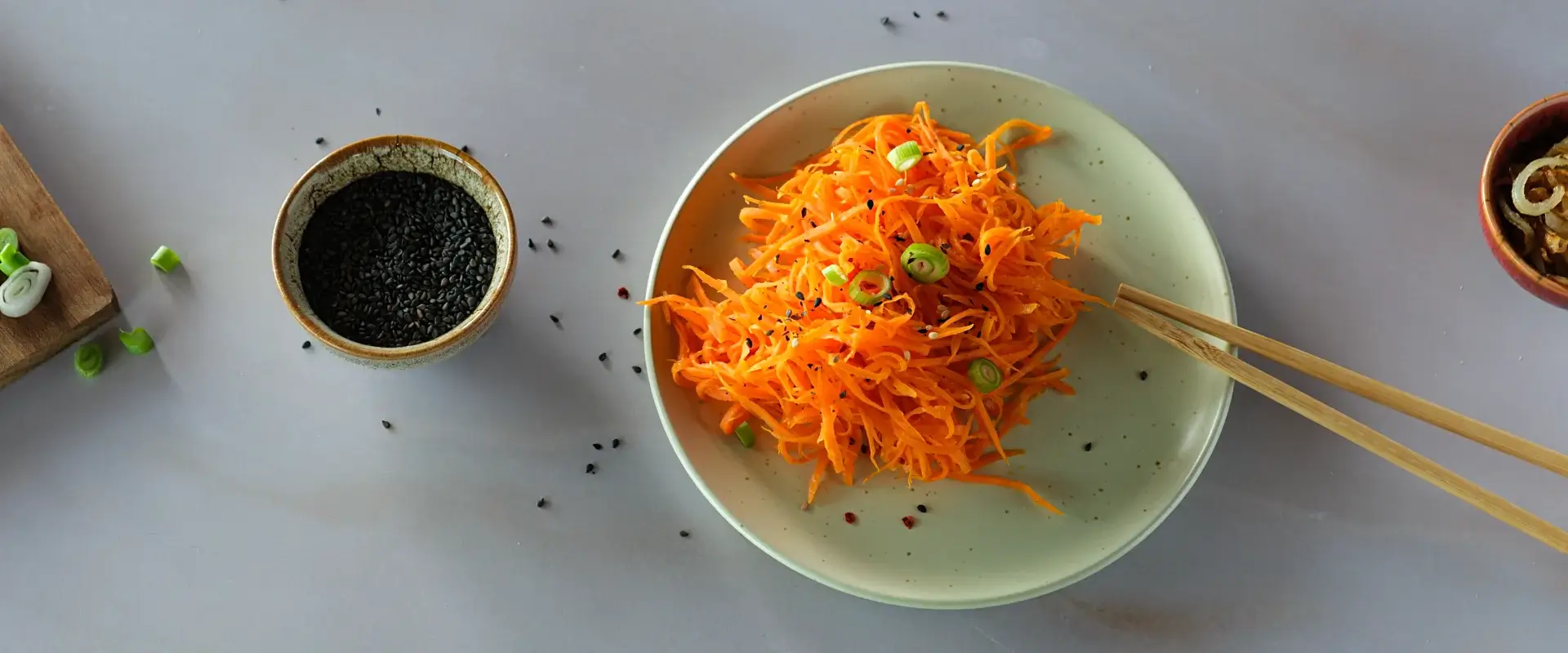 Koreanischer Karottensalat – Morkovcha mit heißem Zwiebelöl