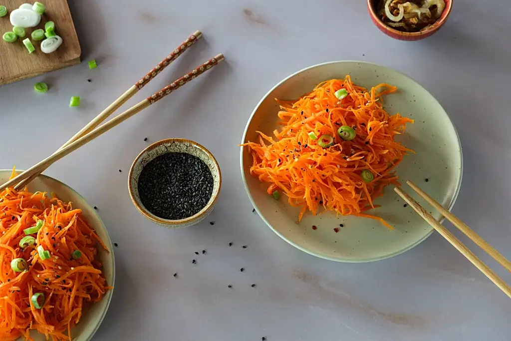 Koreanischer Karottensalat Koreanischer Karottensalat mit Frühlingszwiebeln und Sesam