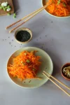 Koreanischer Karottensalat mit Frühlingszwiebeln und Sesam
