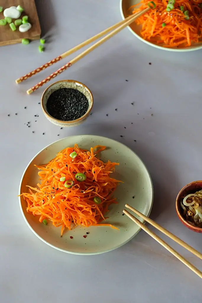 Koreanischer Karottensalat Koreanischer Karottensalat mit Frühlingszwiebeln und Sesam