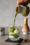 Matcha Affogato: Matchatee angießen