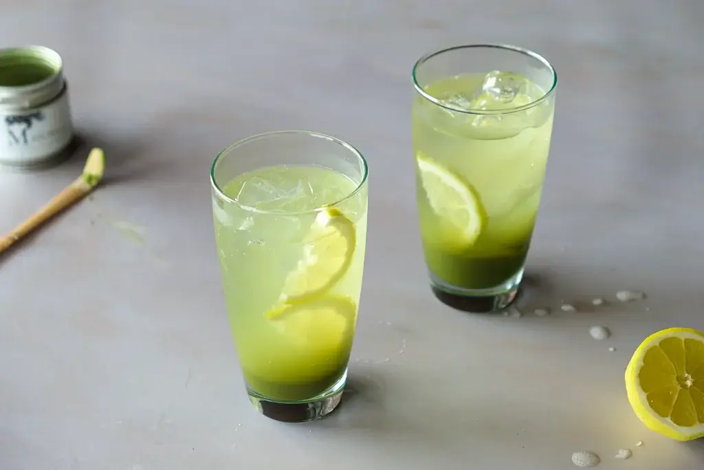 Matcha Limonade Matcha Limonade mit Zitronenscheibe