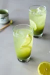 Matcha Limonade mit Zitronenscheibe