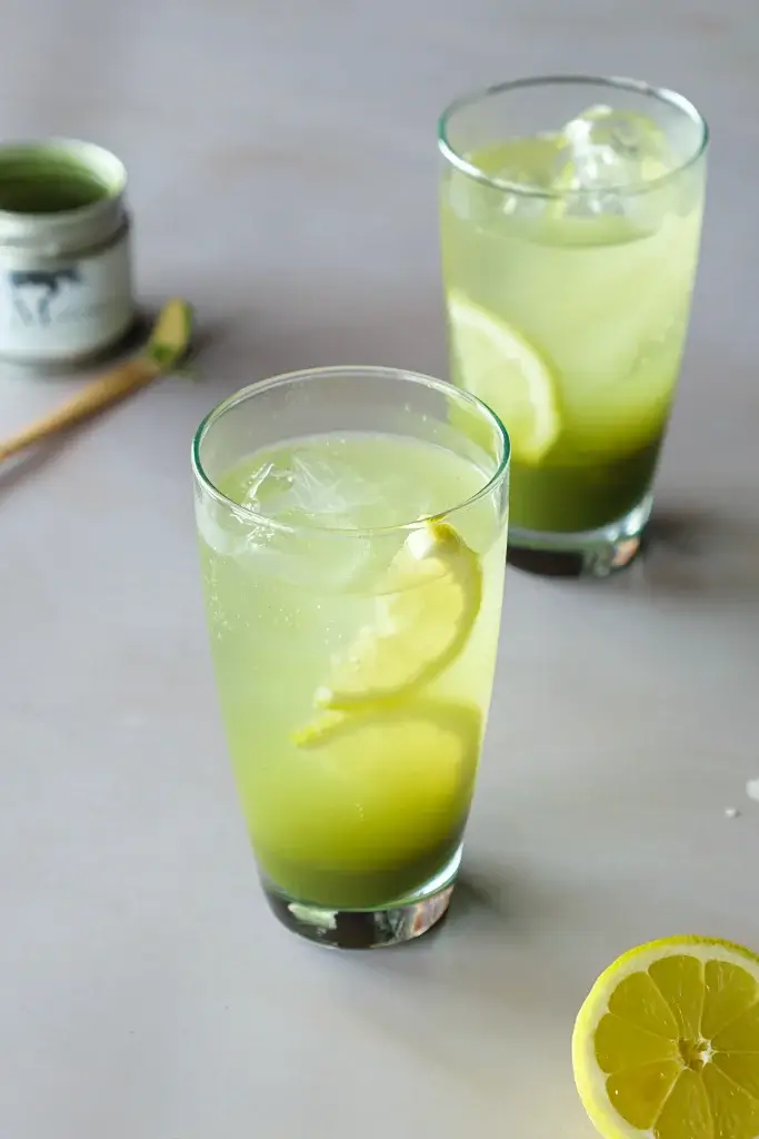 Matcha Limonade Matcha Limonade mit Zitronenscheibe