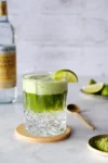 Matcha Tonic im Glas, garniert mit einer Limettenscheibe