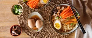 Ramen Eier: Nudeln, Eier und Gemüse als Topping in einer Ramen Bowl