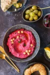 Rote Bete Hummus mit eingelegten Oliven, Fladenbrot, Zitrone