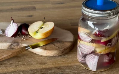 Rote Zwiebeln fermentieren mit Apfel: ein süß-saurer Genuss