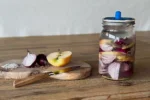 Rote Zwiebeln fermentieren: Zutaten und das fertige Ferment im Glas