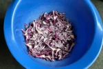 Rotes Sauerkraut geschnitten in der Schüssel