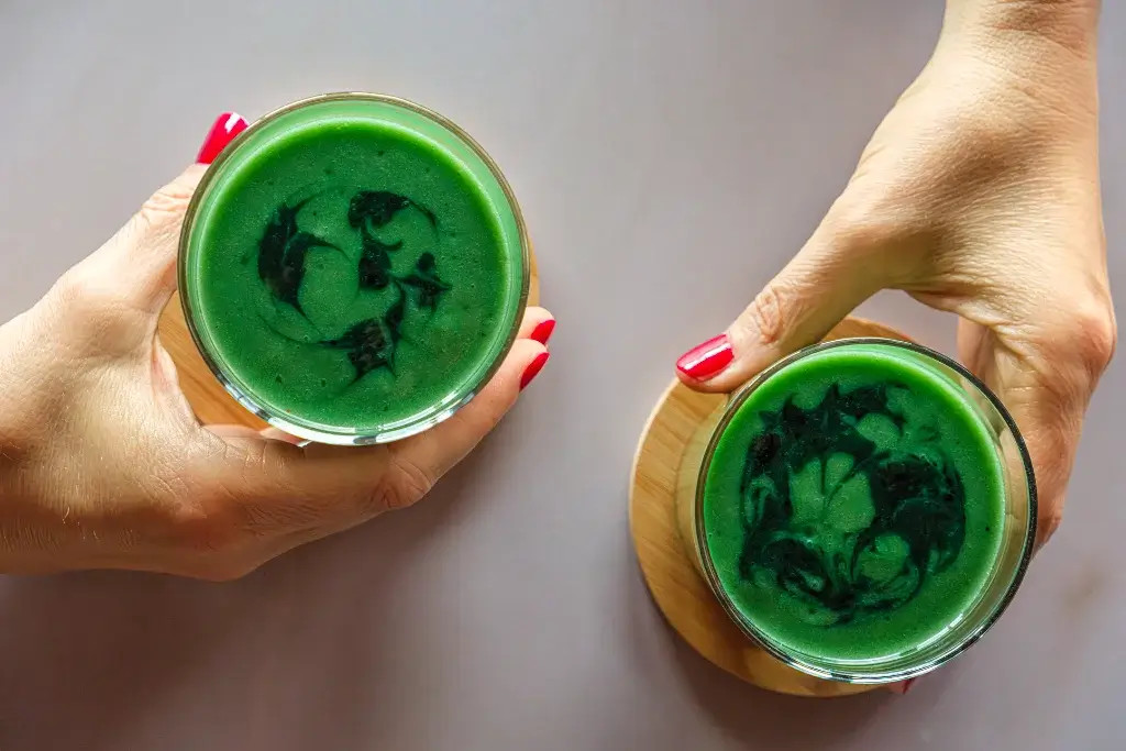 Spirulina Smoothie mit Topping Spirulina Smoothie mit Topping von oben