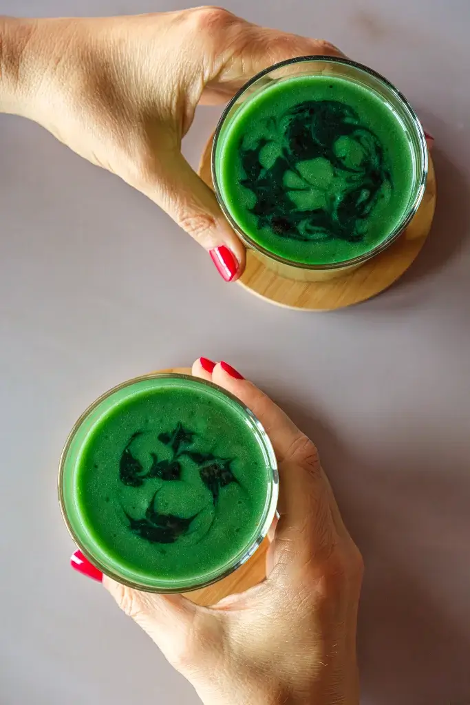 Spirulina Smoothie mit Topping Spirulina Smoothie mit Topping von oben