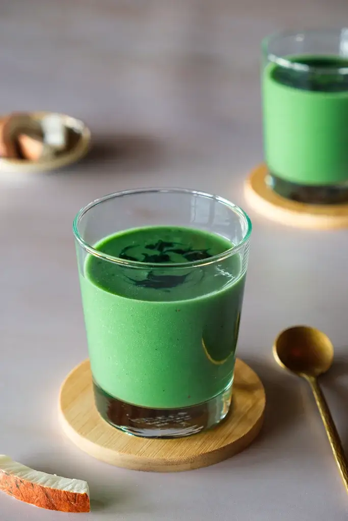 Spirulina Smoothie mit Kokos Spirulina Smoothie mit Kokos