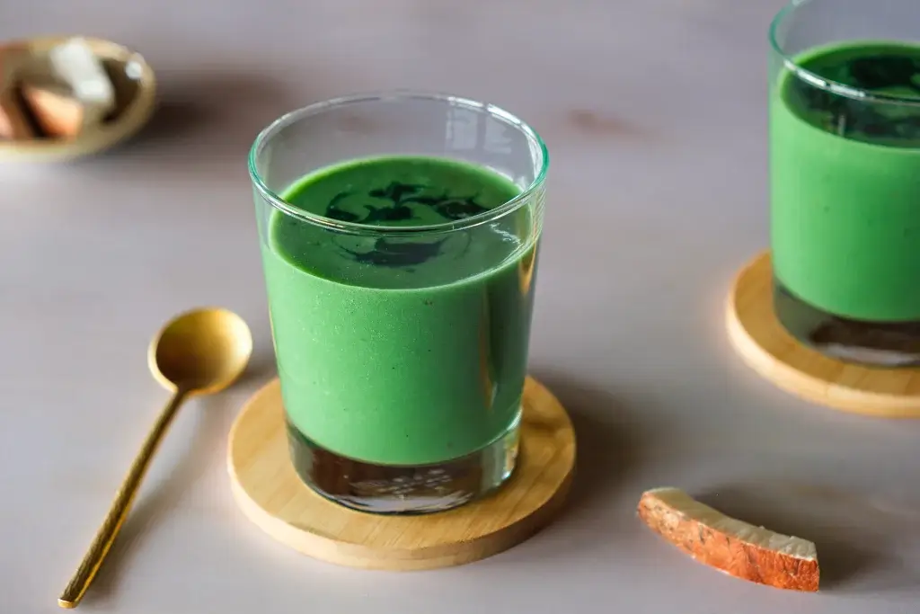 Spirulina Smoothie mit Kokos Spirulina Smoothie mit Kokos