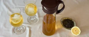 Tee kalt aufgießen: Mizudashi Kanne und Gläser mit Tee und Zitronenscheiben