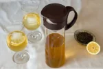 Tee kalt aufgießen: Mizudashi Kanne und Gläser mit Tee und Zitronenscheiben