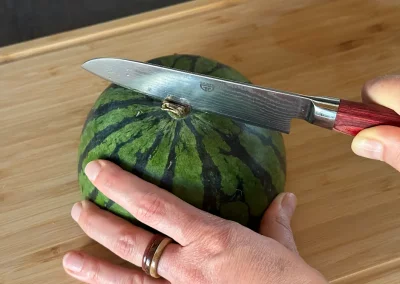 Wassermelone mit dem Messer schneiden